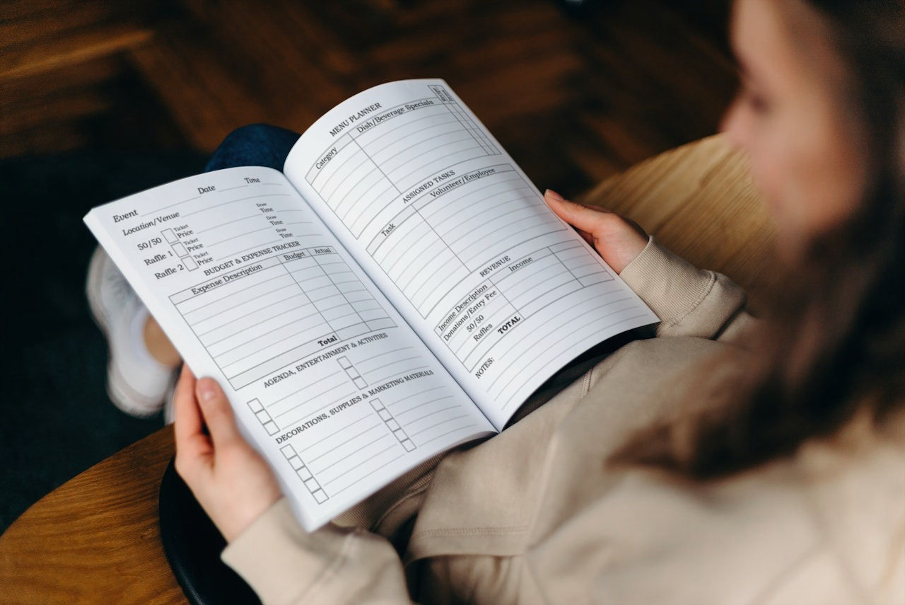 PARTY PLANNER & EVENT ORGANIZER: Notebook For Event Management With 48 Entries For Parties - Includes 57 US Holidays & Observances